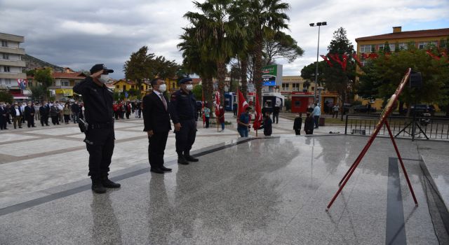 Cumhuriyetimizin ilanının 97’nci yıldönümü kutlamaları kapsamında çelenk sunma töreni gerçekleştirildi.