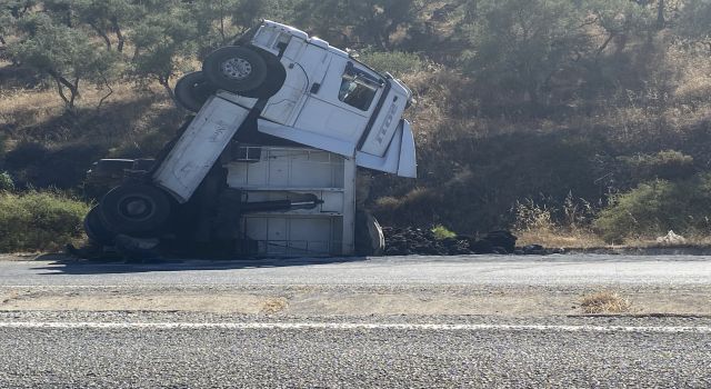 MADEN TIRININ DEVRİLMESİ SONUCU TRAFİK AKIŞI KONTROLLÜ SAĞLANDI.