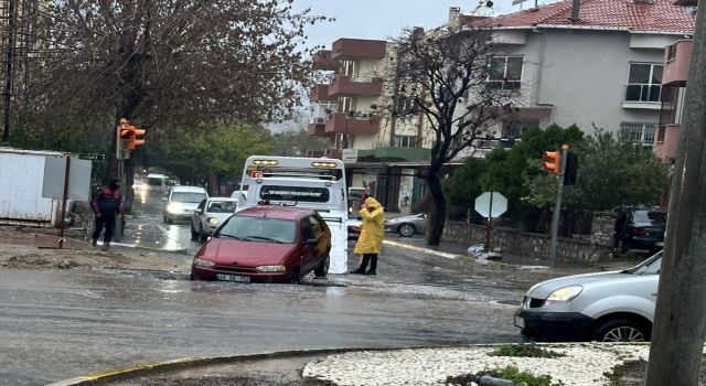 ÇUKURA GİREN ARAÇ ÇEKİCİ YARDIMI İLE KURTULDU.