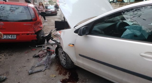 Milas’ta Kontrolden Çıkan Araç Park Halindeki Otomobile Çarptı: 4 Yaralı