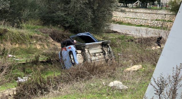 Virajı Alamayan Otomobil Şarampole Devrildi