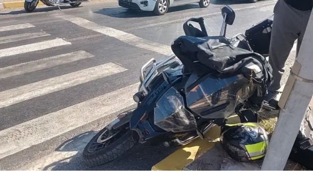 Milas'ta Trafik Işıklarında Kaza: Kamyonet Motosiklete Çarptı, Sürücü Yaralandı