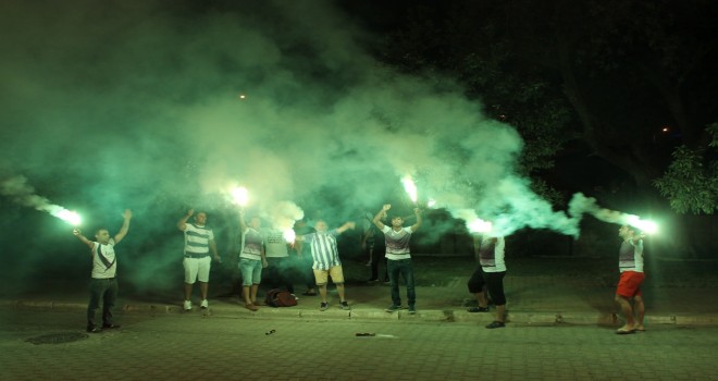 Taraftarlar, başkan ve yönetimini protesto etti..