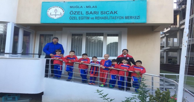 Minik futbolcular özel günü unutmadı