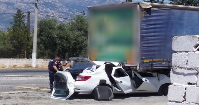 OTOMOBİL, PARK HALİNDEKİ TIR'A ARKADAN ÇARPTI: 1 YARALI