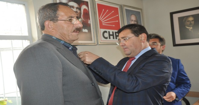 MHP’li aday CHP’de rozet taktı!