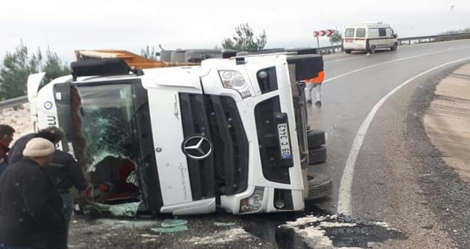 Maden yüklü kamyon devrildi