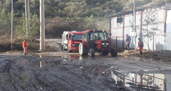 Çamurdan dükkanlarına giremiyorlar