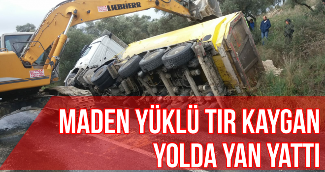 Maden yüklü tır kaygan yolda yan yattı