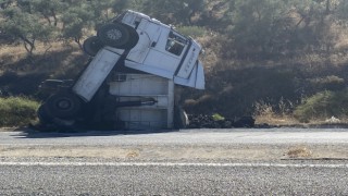 MADEN TIRININ DEVRİLMESİ SONUCU TRAFİK AKIŞI KONTROLLÜ SAĞLANDI.