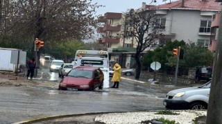 ÇUKURA GİREN ARAÇ ÇEKİCİ YARDIMI İLE KURTULDU.