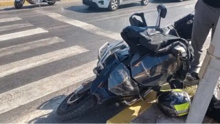 Milas'ta Trafik Işıklarında Kaza: Kamyonet Motosiklete Çarptı, Sürücü Yaralandı