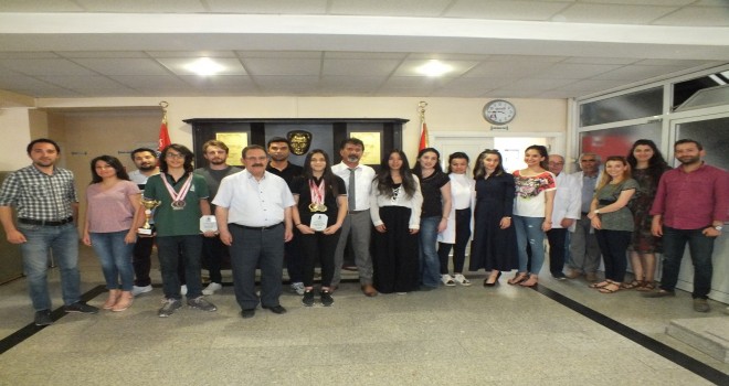 Bilim Lisesi’nin başarılı öğrencilerine plaket…