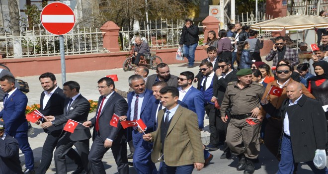 AFRİN BAYRAK YÜRÜYÜŞÜ İLÇEMİZDE YOĞUN BİR KALABALIKLA GERÇEKLEŞTİ...