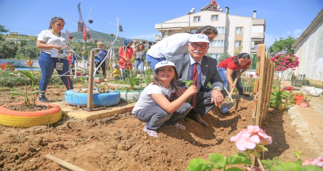 ÖZEL BİREYLER FİDANLARI TOPRAKLA BULUŞTURDU